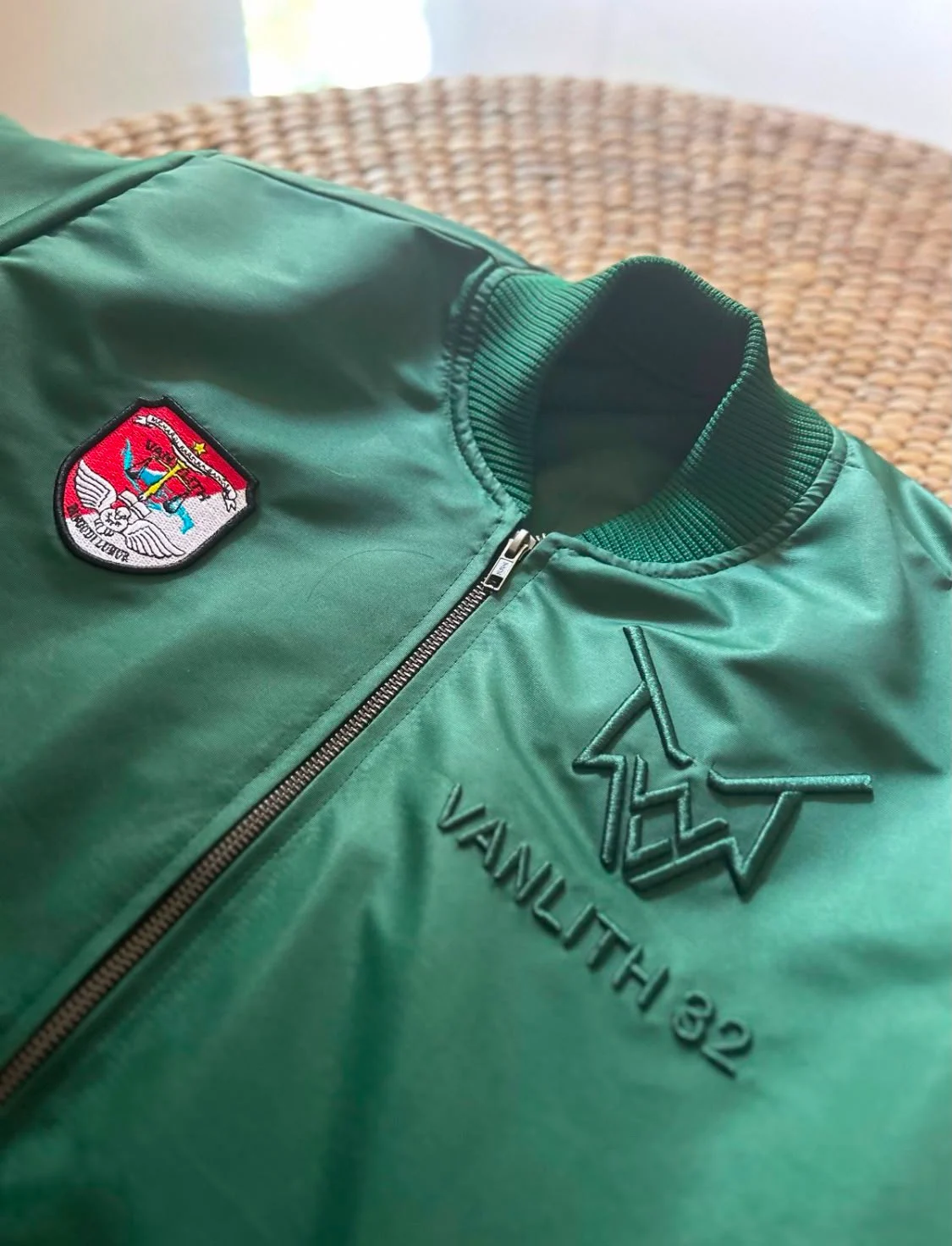 Jaket Bomber Bordir Custom — detail bordir timbul VANLITH 32 dan patch lambang