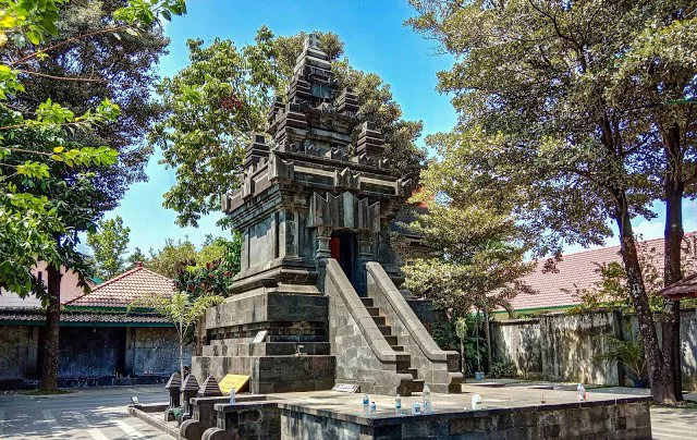Candi Hati Kudus Yesus Ganjuran — candi batu bergaya Jawa dengan tangga naik ke arca Hati Kudus